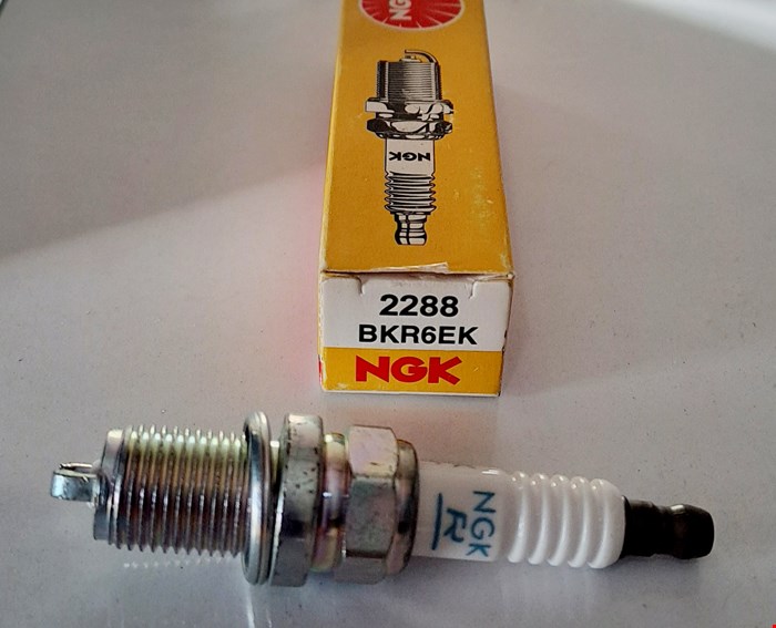 شمع پایه کوتاه دو پلاتینه ۲۲۸۸ ngk